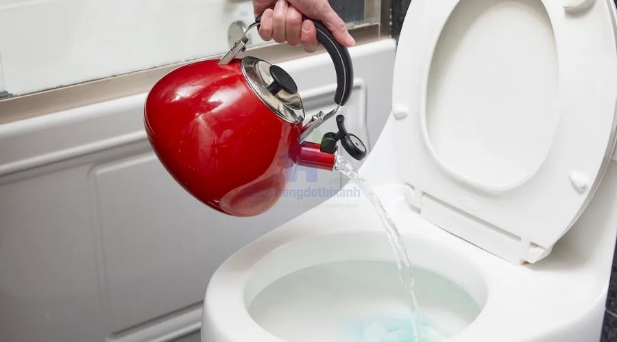 Cách thông bồn cầu bằng nước nóng triệt để, không cần thợ