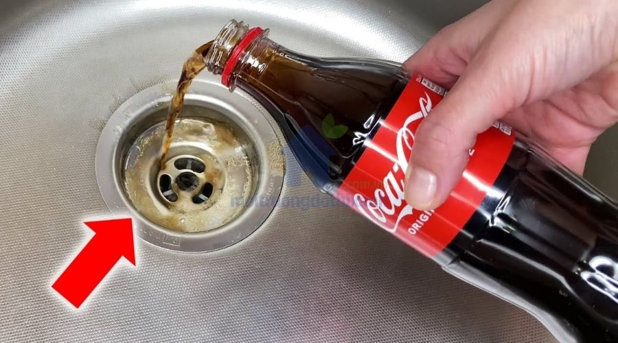Thông tắc bồn rửa bát bằng Coca Cola – mẹo nhỏ cực dễ làm