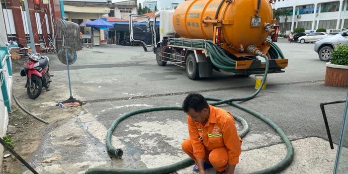 Nhân viên rút hầm cầu chuyên nghiệp đang thi công tại nhà dân