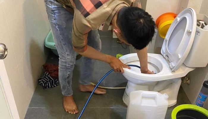 Thông bồn cầu Hóc Môn nhanh – giải quyết nghẹt ngay tại nhà