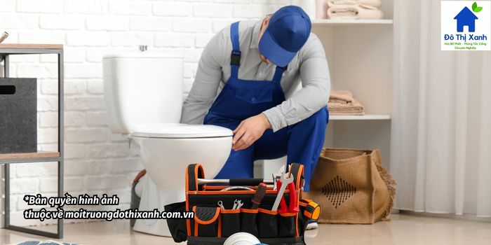 Khắc phục thông bồn cầu bằng dụng cụ chuyên dụng