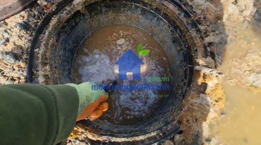 Ống thoát nước phát ra tiếng ục ục khi hầm cầu đầy.