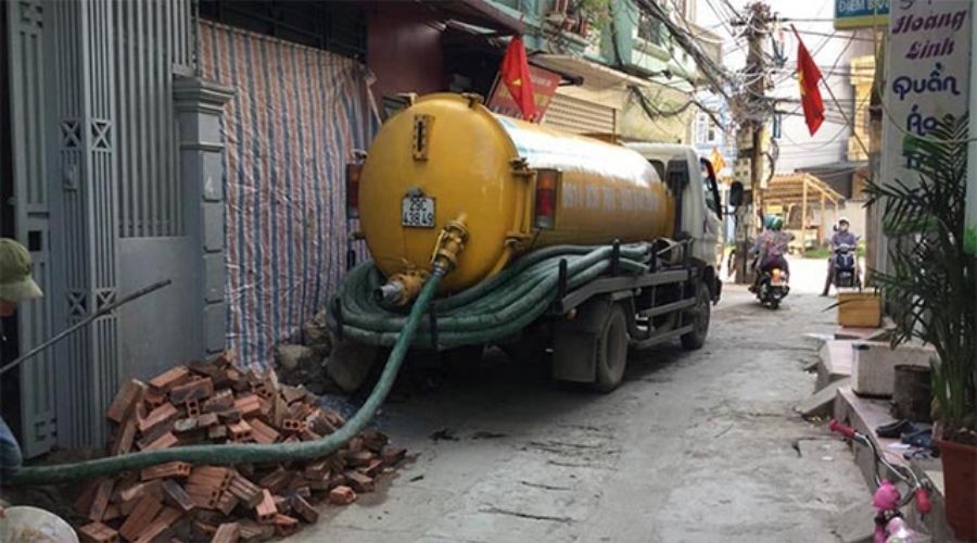 Xe hút hầm cầu công suất lớn làm việc tại quận 4