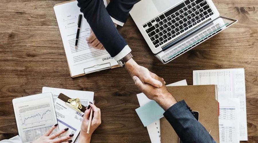 Khách hàng ký hợp đồng hút bể phốt tại văn phòng