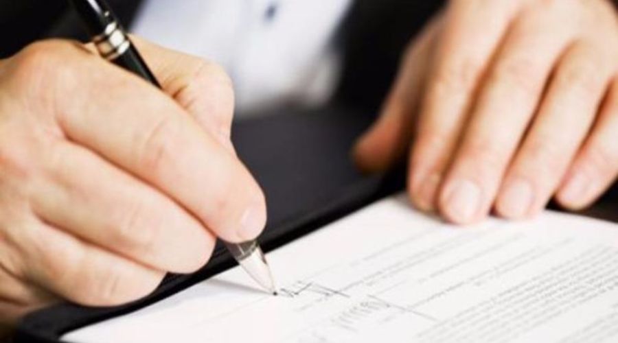 Nhân viên tư vấn hướng dẫn ký hợp đồng hút bể phốt