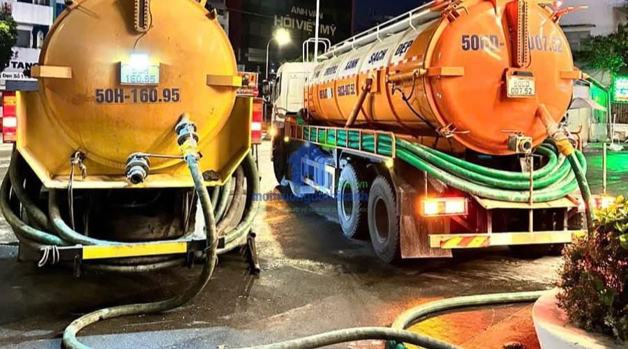 Xe hút hầm cầu quận Tân Phú hoạt động xuyên đêm để phục vụ khách hàng