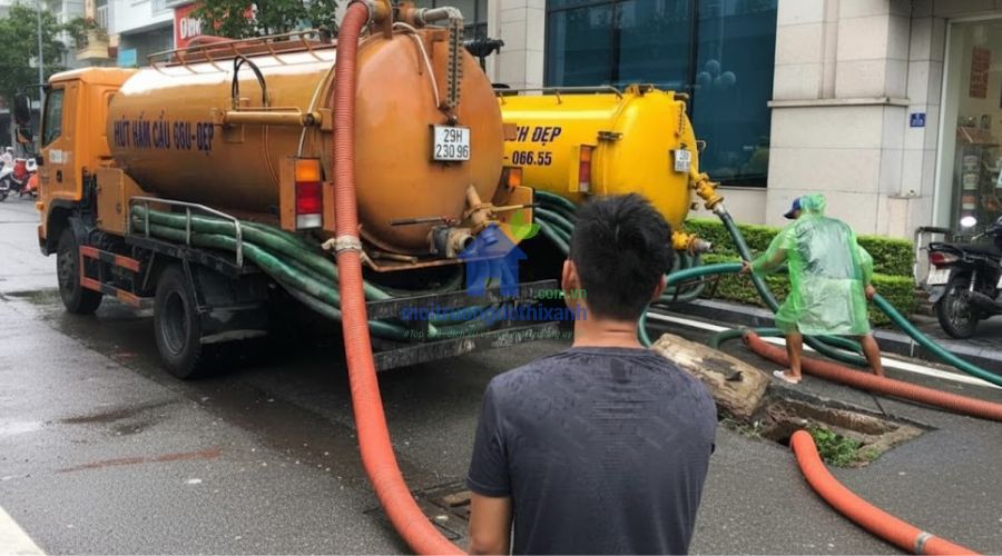 Dịch vụ hút bể phốt tại Đông Anh thi công trước tòa nhà lớn