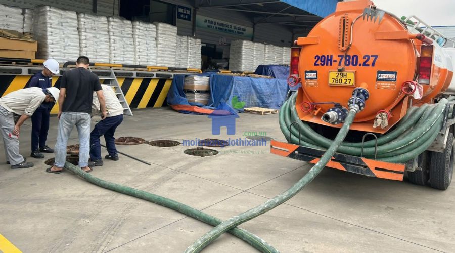 Xe hút hầm cầu quận Tân Phú thực hiện thông hút định kỳ cho kho bãi