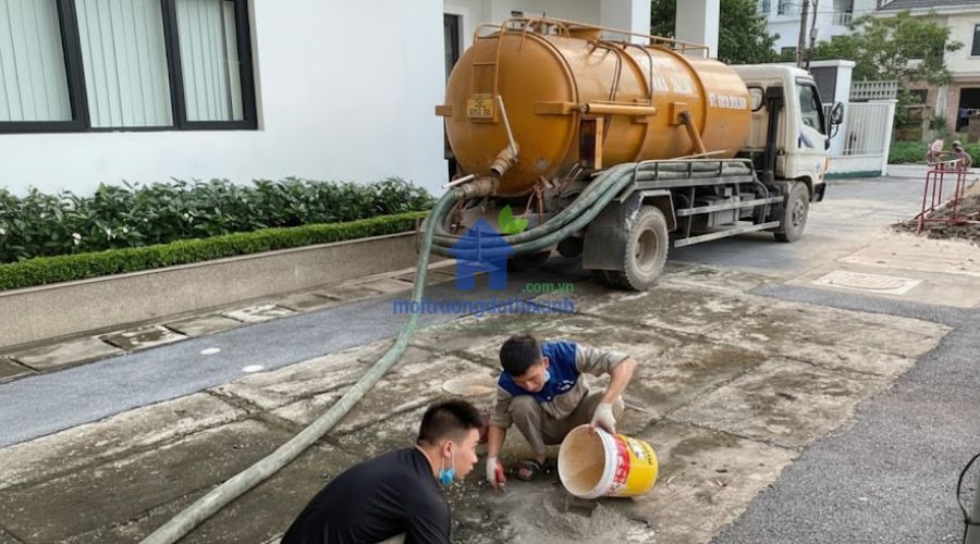 Kỹ thuật viên thực hiện hút bể phốt tại Đông Anh tại khu đô thị