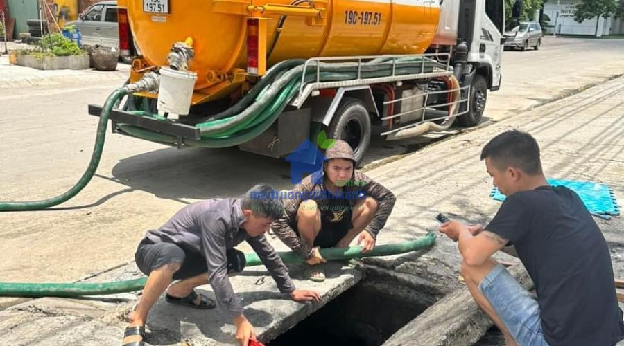 Thợ hút hầm cầu quận Tân Phú kiểm tra kỹ lưỡng hầm chứa trước khi hút