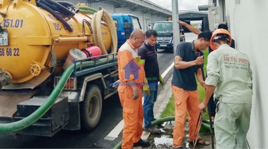 Đội thợ triển khai dịch vụ hút bể phốt tại Đông Anh ngoài đường phố