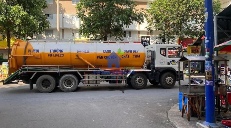 Thợ vệ sinh đường ống chuẩn bị hút bể phốt tại Vĩnh Phúc khu dân cư