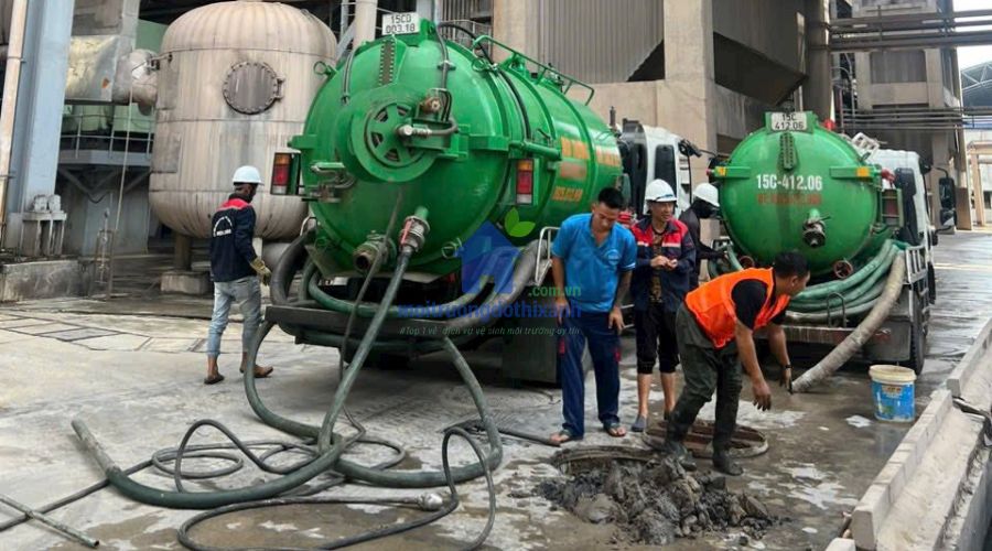 Nhân viên hút hầm cầu quận Tân Phú đang nạo vét hố ga tại nhà máy