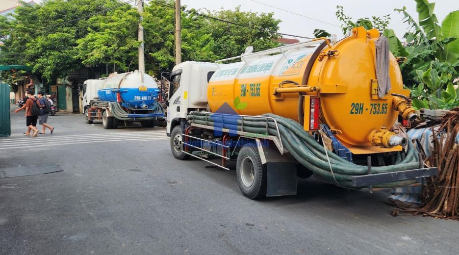 Đội xe hút hầm cầu quận Tân Phú hiện đại di chuyển vào khu dân cư