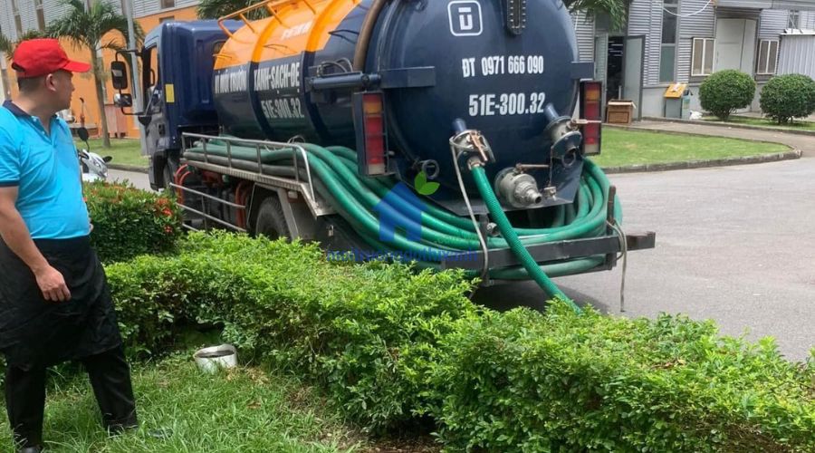 Xe hút hầm cầu quận Tân Phú công suất lớn đang xử lý tắc nghẽn