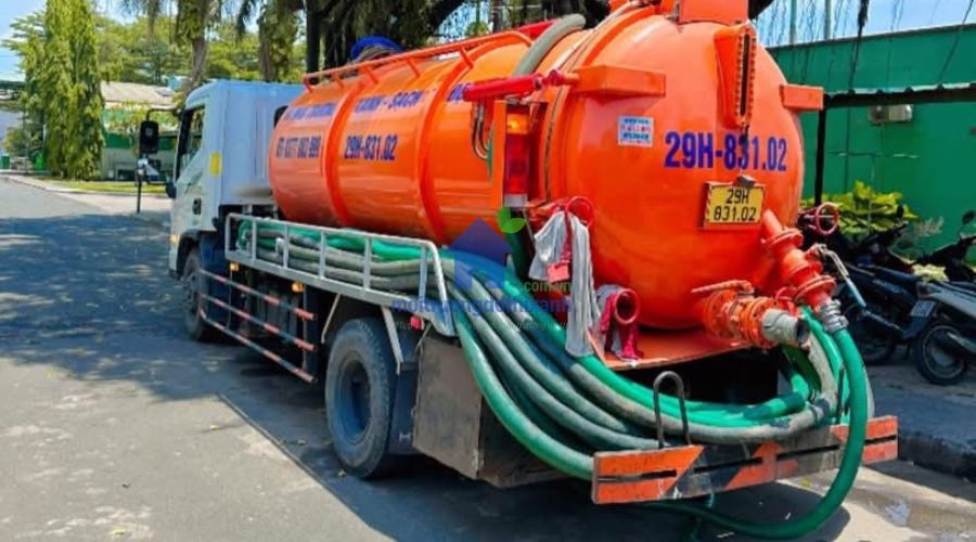 Xe hút bể phốt tại Hạ Long đỗ ven đường triển khai hệ thống hút