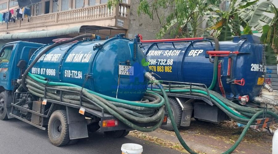 Kỹ thuật viên xử lý đường thoát nước khi hút bể phốt tại Vĩnh Phúc