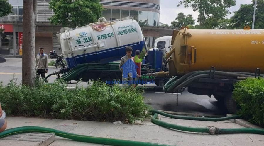 Hai xe chuyên dụng hút hầm cầu quận Tân Phú đang làm việc trên phố