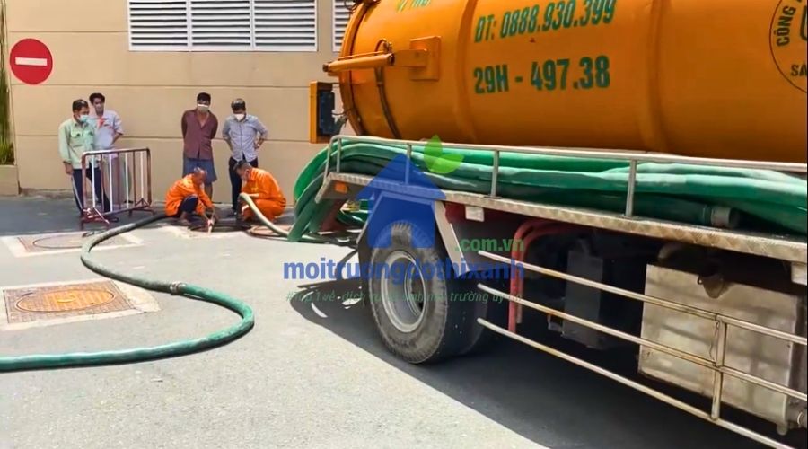 Xe hút bể phốt 2 khối mini vận hành tại các ngõ nhỏ, sáu.