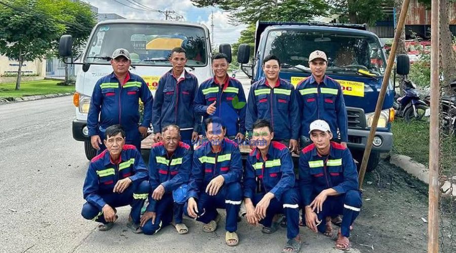 Đội xe hút bể phốt tại Hai Bà Trưng phục vụ trên tuyến phố nội thành