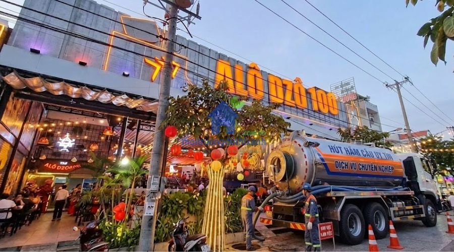Xe hút hầm cầu chuyên nghiệp đang thi công trước quán nhậu A Lô Dzô 100 đông khách buổi tối