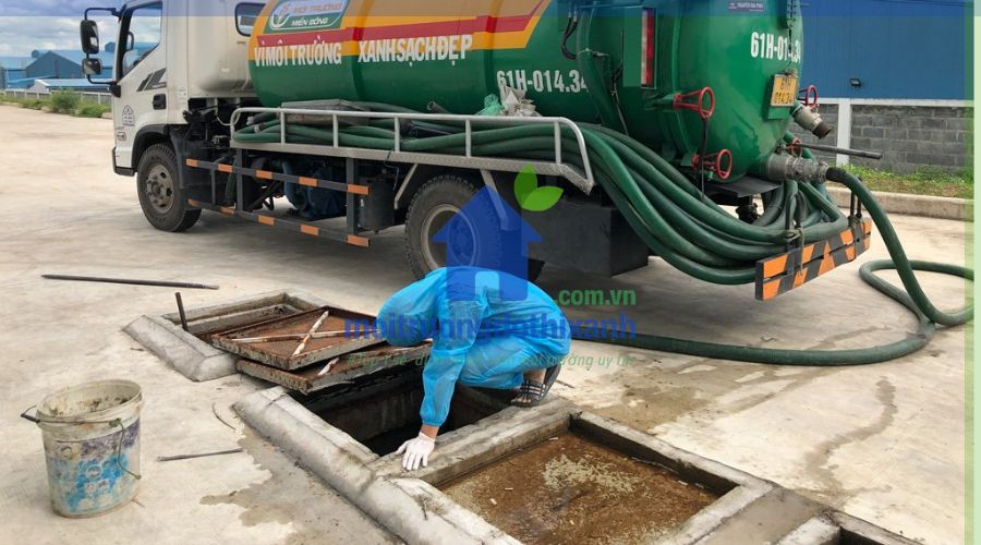 thợ tiến hành xử lý hút hầm cầu