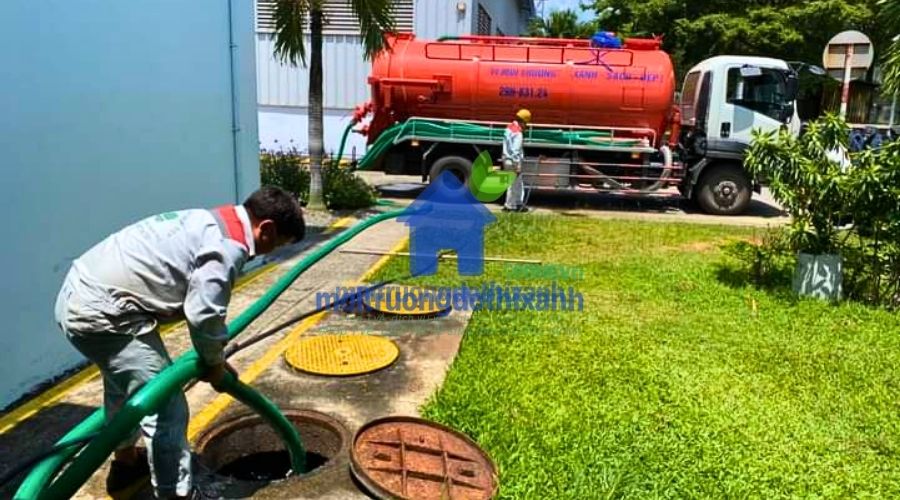 Hình ảnh thi công hút bể phốt chân không tại nhà dân