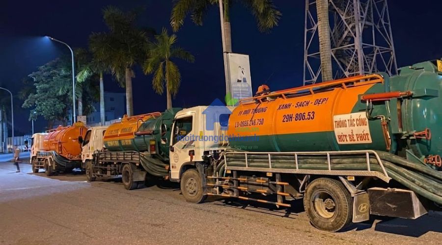 Đội xe hút bồn xanh-cam đỗ ban đêm, cung cấp dịch vụ hút hầm cầu quận Tân Phú