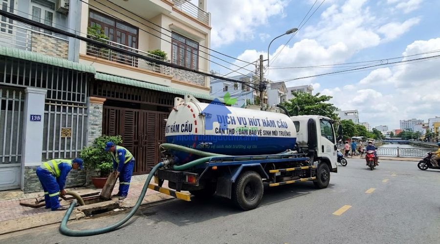 Thi công hút bể phốt tại Hạ Long trước nhà dân bằng xe chuyên dụng