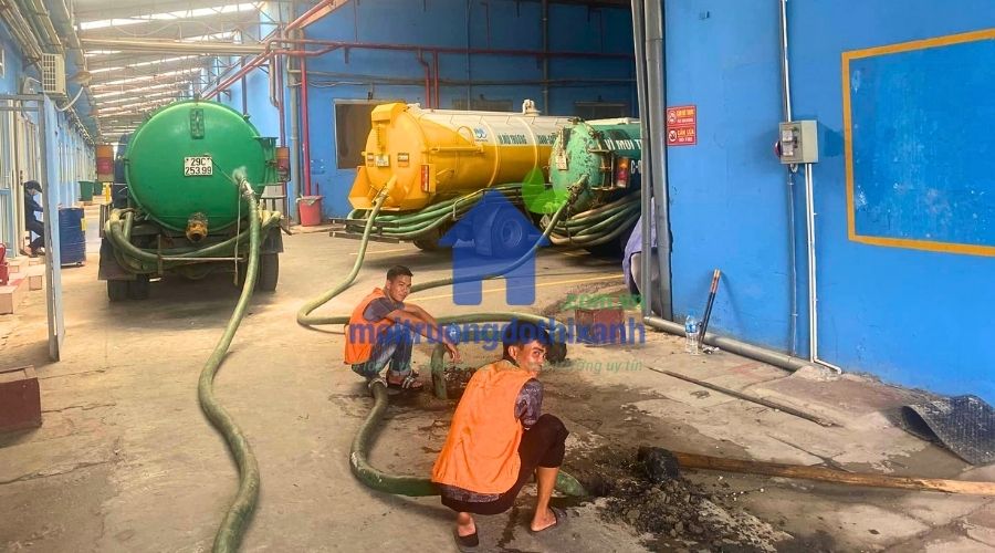 Đo thể tích xe hút bể phốt bằng thước đo chuyên dụng