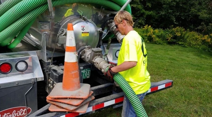 Kỹ thuật viên vận hành ống hút trong dịch vụ hút bể phốt tại Đan Phượng