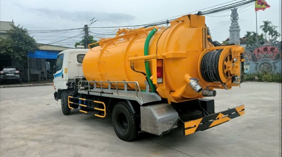 Xe hút bể phốt 6 khối: Khả năng hút sâu bao nhiêu mét?