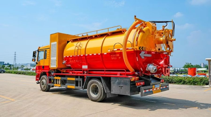 Xe hút bể phốt 8 khối với công nghệ hút chân không hiện đại