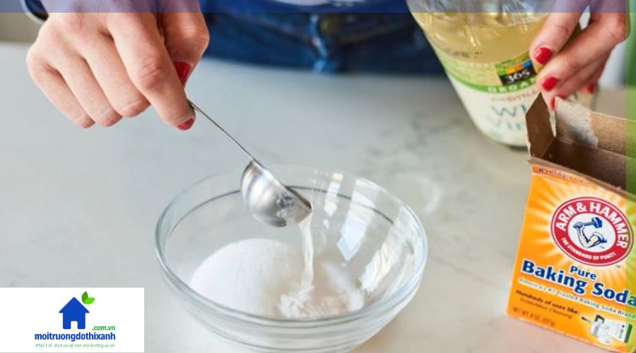 Hình ảnh đổ giấm trắng vào cống sau khi rắc baking soda