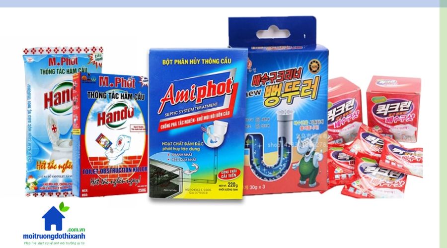 Đổ bột thông cống Amiphot vào miệng cống bị tắc