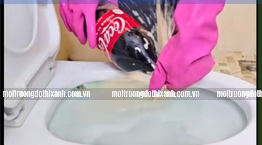 mẹo thông tắc bồn cầu cống bằng coca