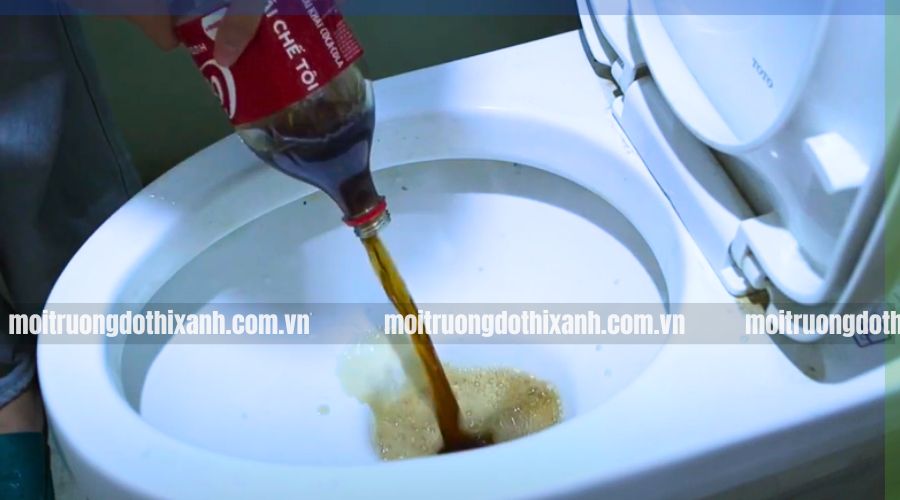 thông tắc bồn cầu bằng coca hiệu quả tại nhà