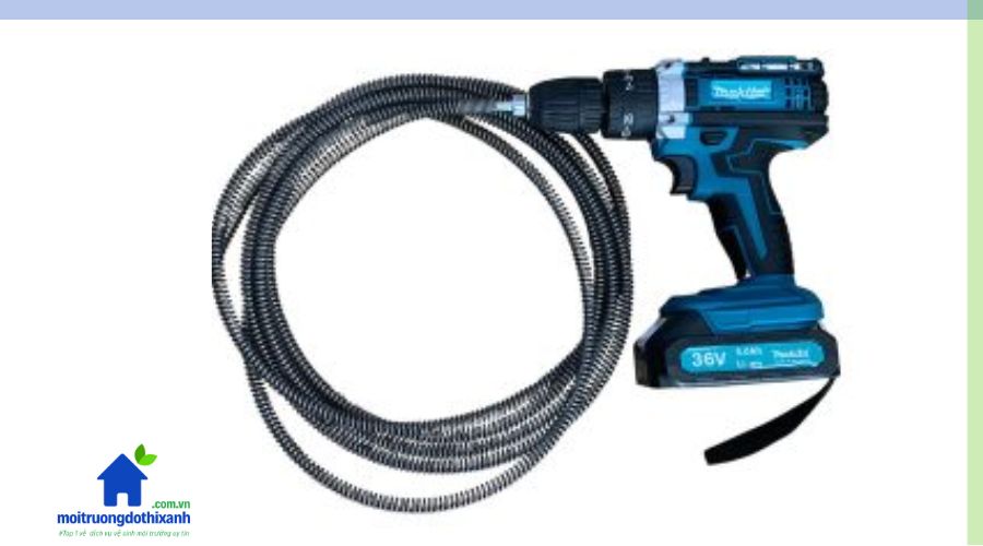 sử dụng cáp lò xo thông cống nghẹt kết hợp với máy khoan đơn giản