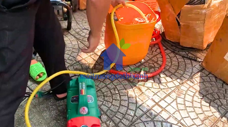 thông cống bằng máy thông cống áp lực nước