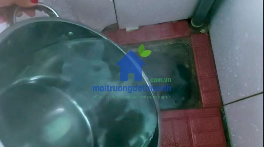 đổ nước sôi thông cống