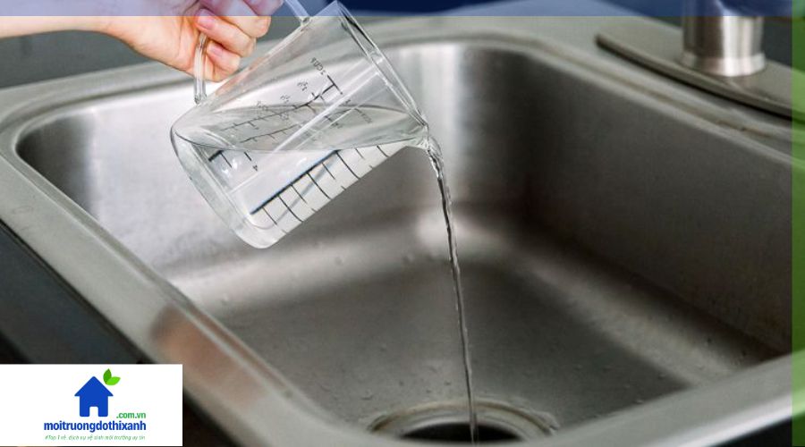 thoogn cống nghẹt bằng nước sôi