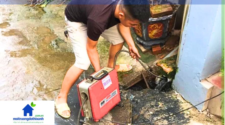 Thông tắc cống tại ba vì bằng máy chuyên dụng trên nền đất.
