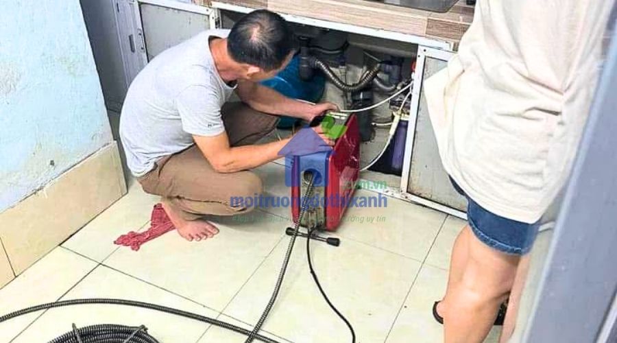 Kỹ thuật viên thông cống nghẹt quận Bình Thạnh tại khu vực bếp gia đình