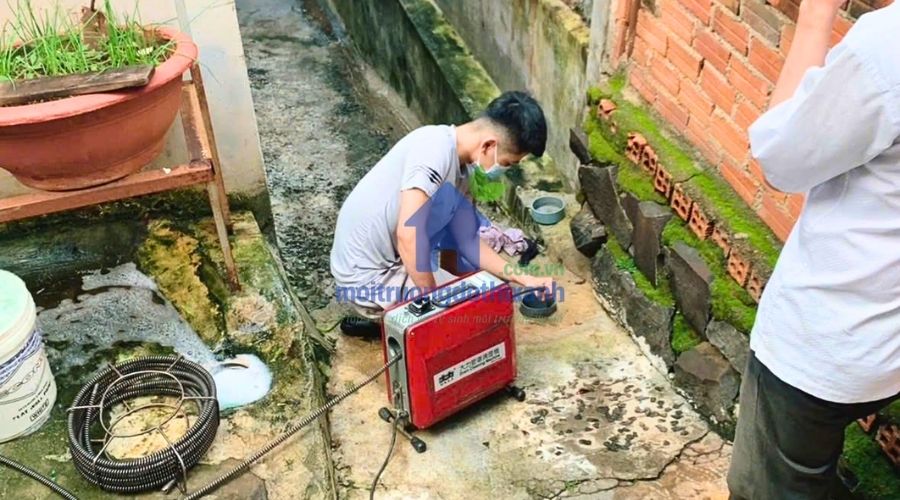 Thợ thông cống nghẹt quận Bình Thạnh bằng máy lò xo tại hẻm dân cư