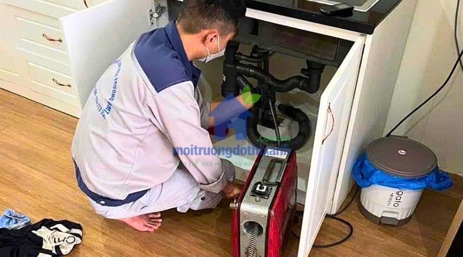 Hình ảnh nhân viên thông tắc bồn rửa chén tại nhà