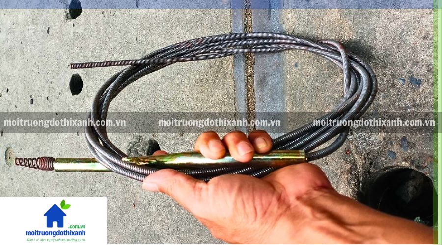 đầu xích thông cống gắn với lò xo