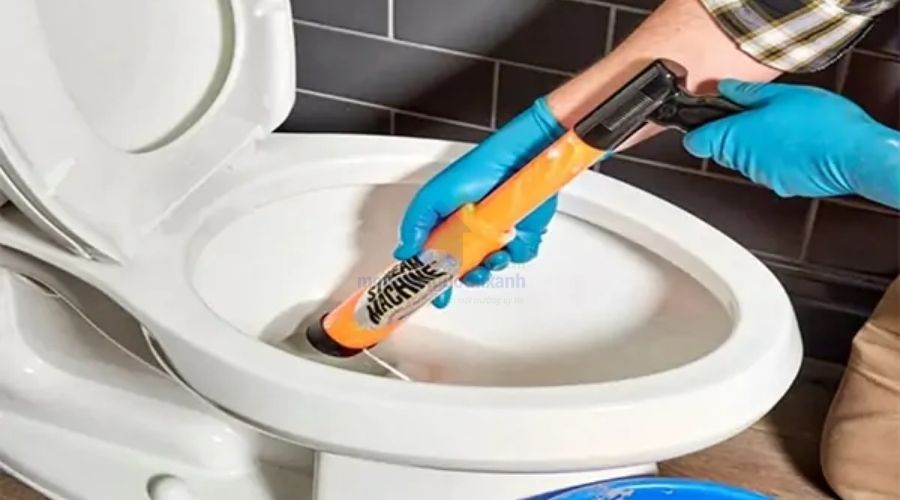 Cách sử dụng cây bơm thụt bồn cầu đúng kỹ thuật tại nhà