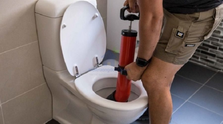 Dụng cụ thụt bồn cầu hiệu quả tại nhà