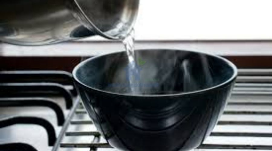 Mẹo dùng nước nóng thông bồn cầu tắc giấy