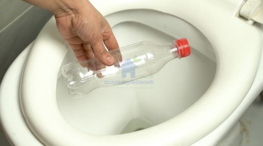 Cách thông bồn cầu bằng chai nhựa cho bồn cầu xả yếu